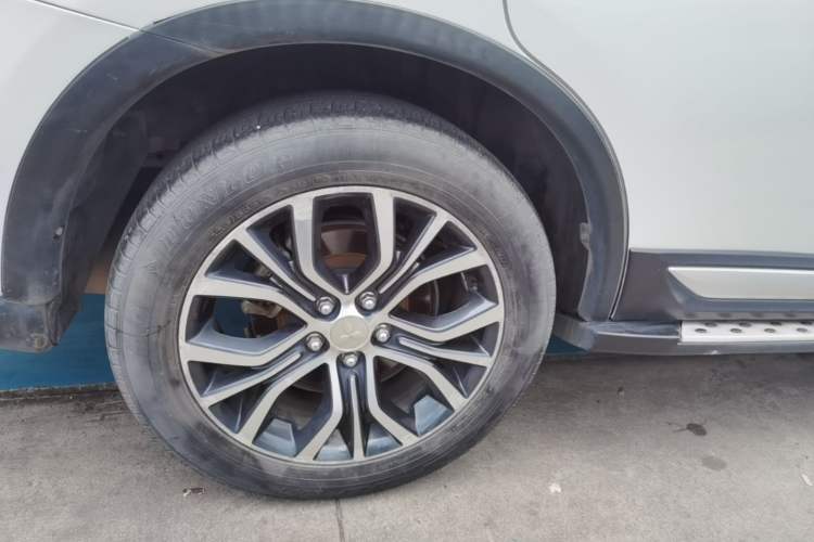 Used Mitsubishi Outlander 2016 2.4L 4x4 Luxury Edition 7-Seater Right Rear Wheel Hub