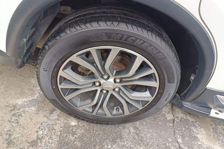 Used Mitsubishi Outlander 2016 2.4L 4x4 Elite Edition 5 Seats Right Rear Wheel Hub