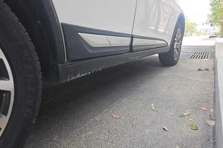 Used Mitsubishi Outlander 2016 2.4L 4x4 Elite Edition 7-Seater Right Side Sill