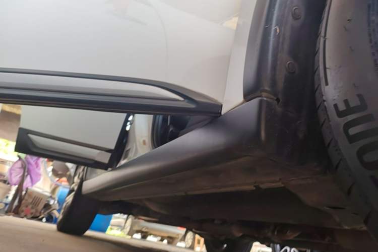 Used Mitsubishi Outlander 2016 2.4L 4x4 Elite Edition 7-Seater Right Side Sill