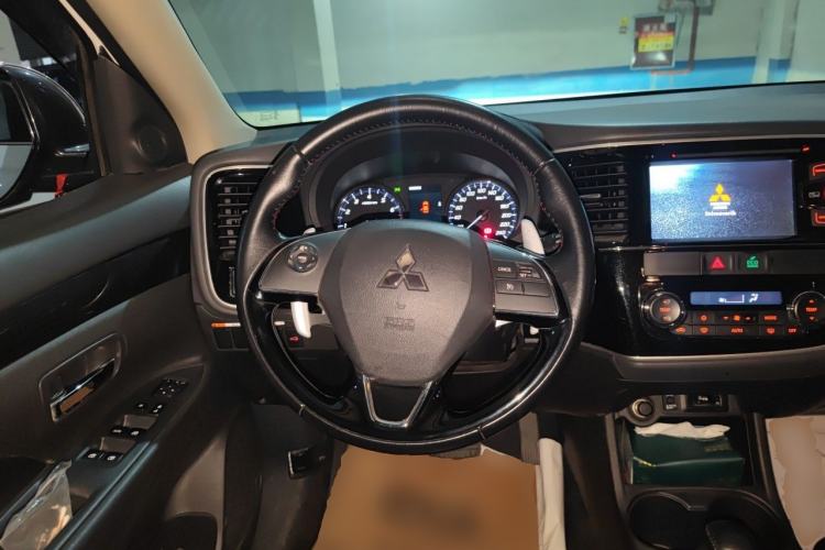 Used Mitsubishi Outlander 2016 2.4L 4x4 Elite Edition 5 Seats Steering Wheel