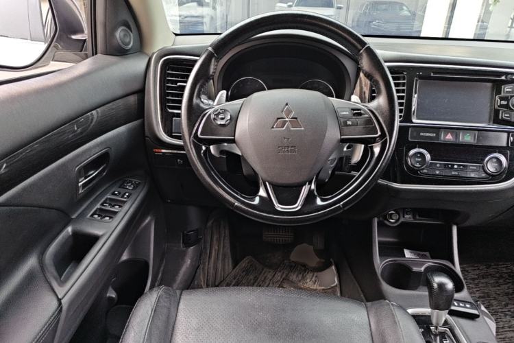 Used Mitsubishi Outlander 2016 2.4L 4x4 Elite Edition 5 Seats Steering Wheel