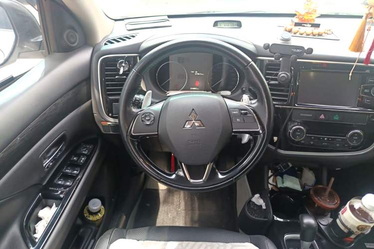 Used Mitsubishi Outlander 2016 2.4L 4x4 Elite Edition 7-Seater Steering Wheel