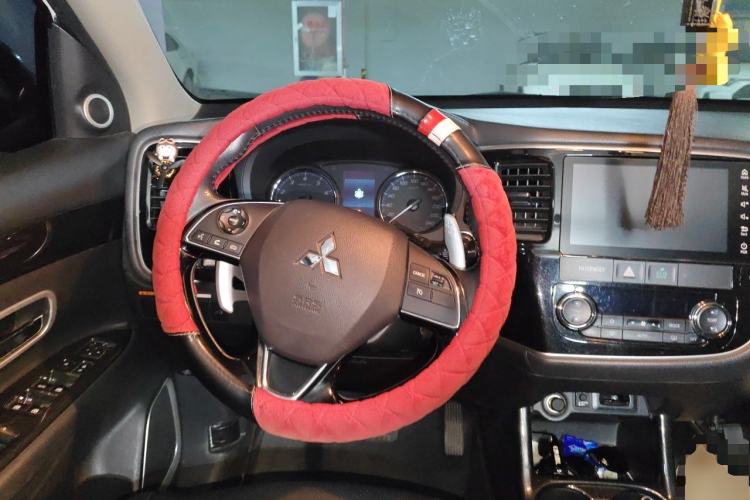 Used Mitsubishi Outlander 2016 2.4L 4x4 Luxury Edition 7-Seater Steering Wheel