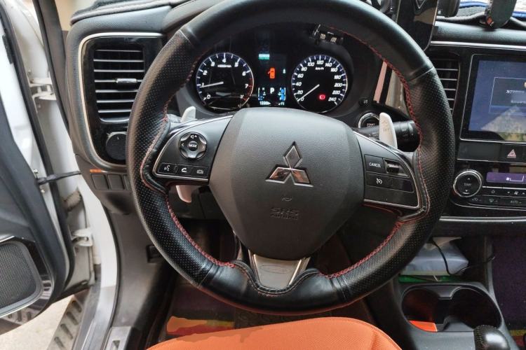 Used Mitsubishi Outlander 2016 2.4L 4x4 Elite Edition 5 Seats Steering Wheel