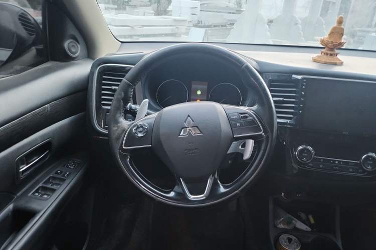 Used Mitsubishi Outlander 2016 2.4L 4x4 Elite Edition 5 Seats Steering Wheel