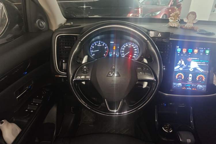 Used Mitsubishi Outlander 2016 2.4L 4x4 Luxury Edition 7-Seater Steering Wheel
