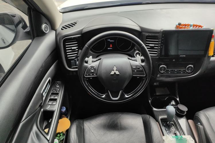 Used Mitsubishi Outlander 2016 2.4L 4x4 Elite Edition 5 Seats Steering Wheel