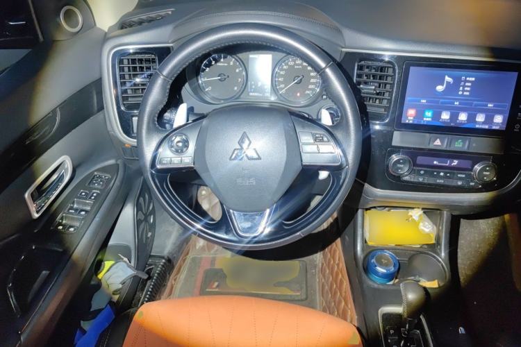 Used Mitsubishi Outlander 2016 2.4L 4x4 Luxury Edition 7-Seater Steering Wheel