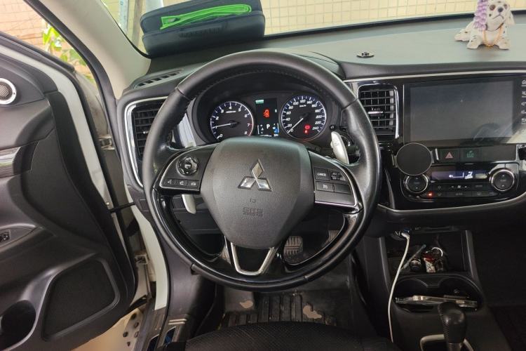 Used Mitsubishi Outlander 2016 2.4L 4x4 Elite Edition 5 Seats Steering Wheel