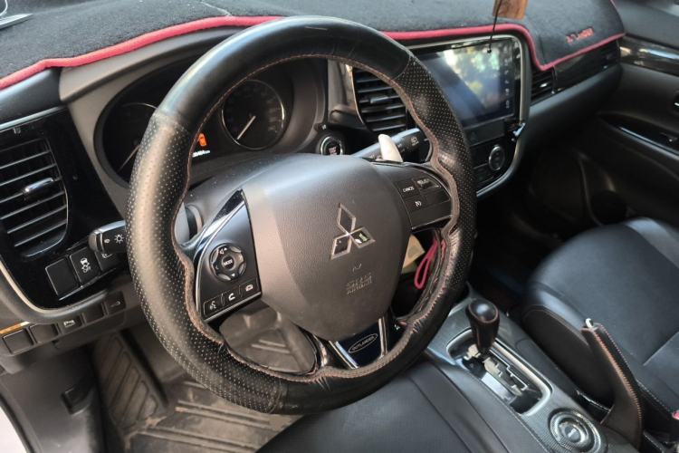 Used Mitsubishi Outlander 2016 2.4L 4x4 Luxury Edition 7-Seater Steering Wheel