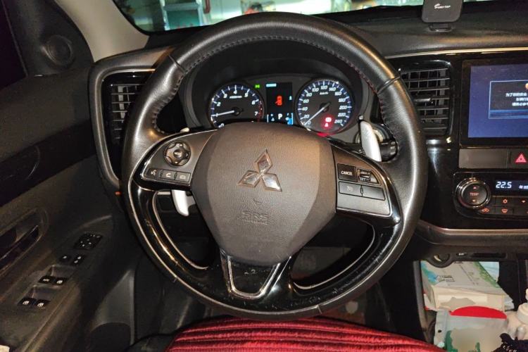 Used Mitsubishi Outlander 2016 2.4L 4x4 Luxury Edition 7-Seater Steering Wheel