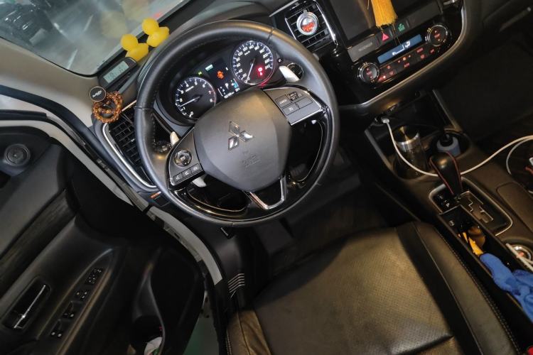 Used Mitsubishi Outlander 2016 2.4L 4x4 Luxury Edition 7-Seater Steering Wheel