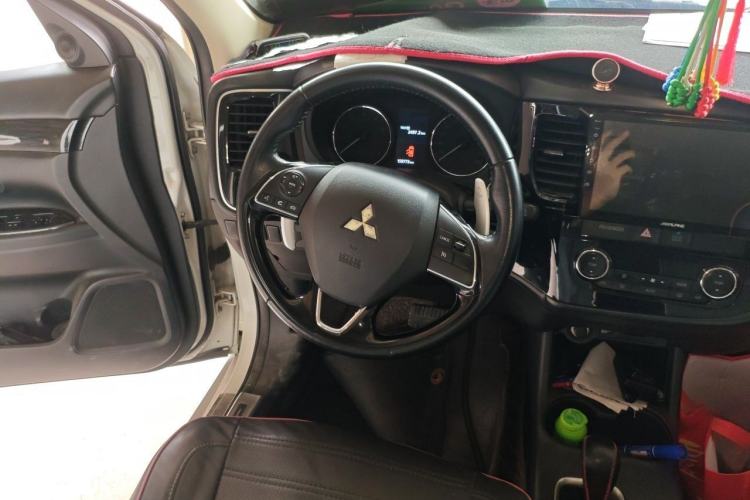 Used Mitsubishi Outlander 2016 2.4L 4x4 Luxury Edition 7-Seater Steering Wheel