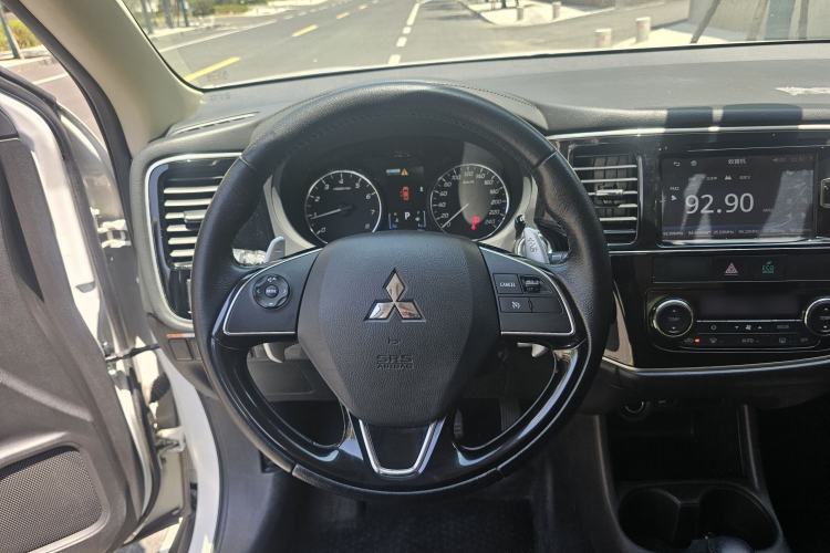 Used Mitsubishi Outlander 2016 2.4L 4x4 Elite Edition 7-Seater Steering Wheel