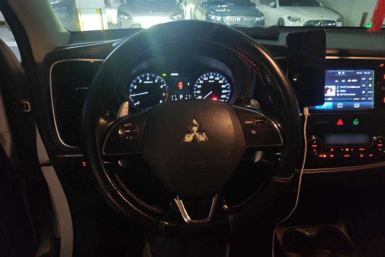 Used Mitsubishi Outlander 2016 2.4L 4x4 Elite Edition 5 Seats Steering Wheel
