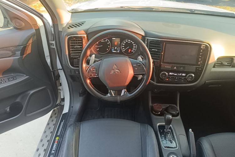 Used Mitsubishi Outlander 2016 2.4L 4x4 Luxury Edition 7-Seater Steering Wheel