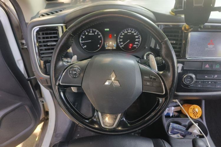 Used Mitsubishi Outlander 2016 2.4L 4x4 Elite Edition 7-Seater Steering Wheel