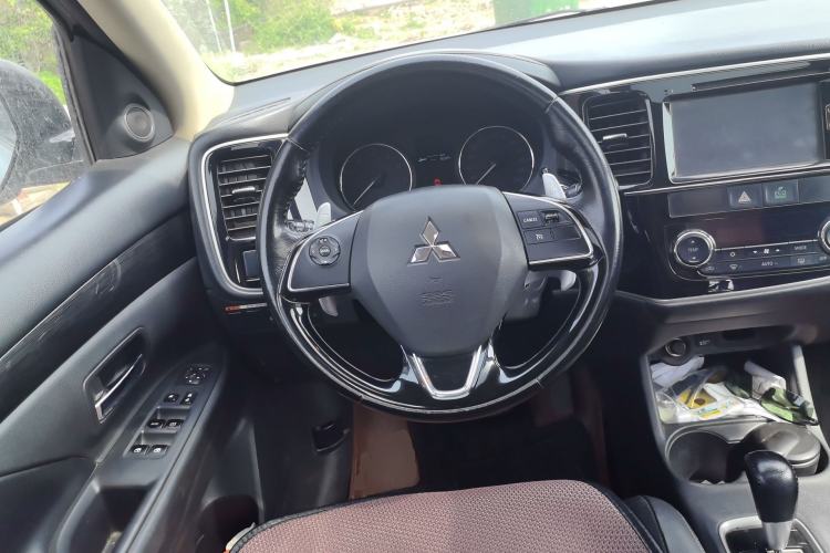 Used Mitsubishi Outlander 2016 2.4L 4x4 Elite Edition 5 Seats Steering Wheel