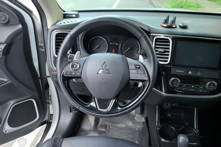 Used Mitsubishi Outlander 2016 2.4L 4x4 Elite Edition 5 Seats Steering Wheel