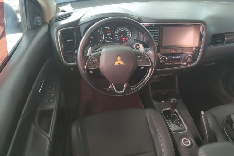 Used Mitsubishi Outlander 2016 2.4L 4x4 Elite Edition 5 Seats Steering Wheel