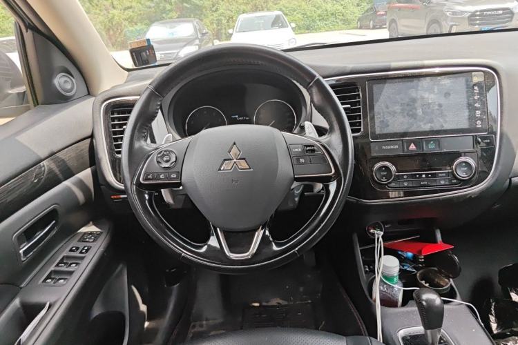 Used Mitsubishi Outlander 2016 2.4L 4x4 Luxury Edition 7-Seater Steering Wheel