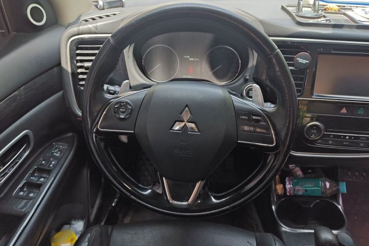 Used Mitsubishi Outlander 2016 2.4L 4x4 Elite Edition 5 Seats Steering Wheel