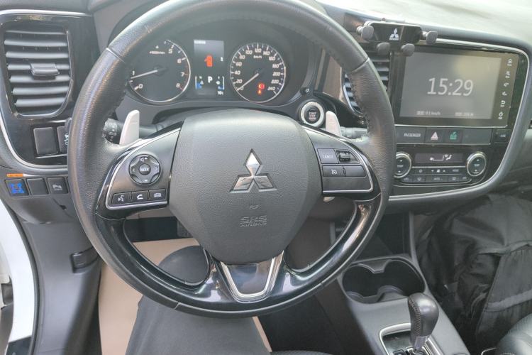 Used Mitsubishi Outlander 2016 2.4L 4x4 Luxury Edition 7-Seater Steering Wheel