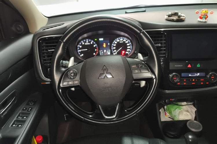 Used Mitsubishi Outlander 2016 2.4L 4x4 Elite Edition 5 Seats Steering Wheel