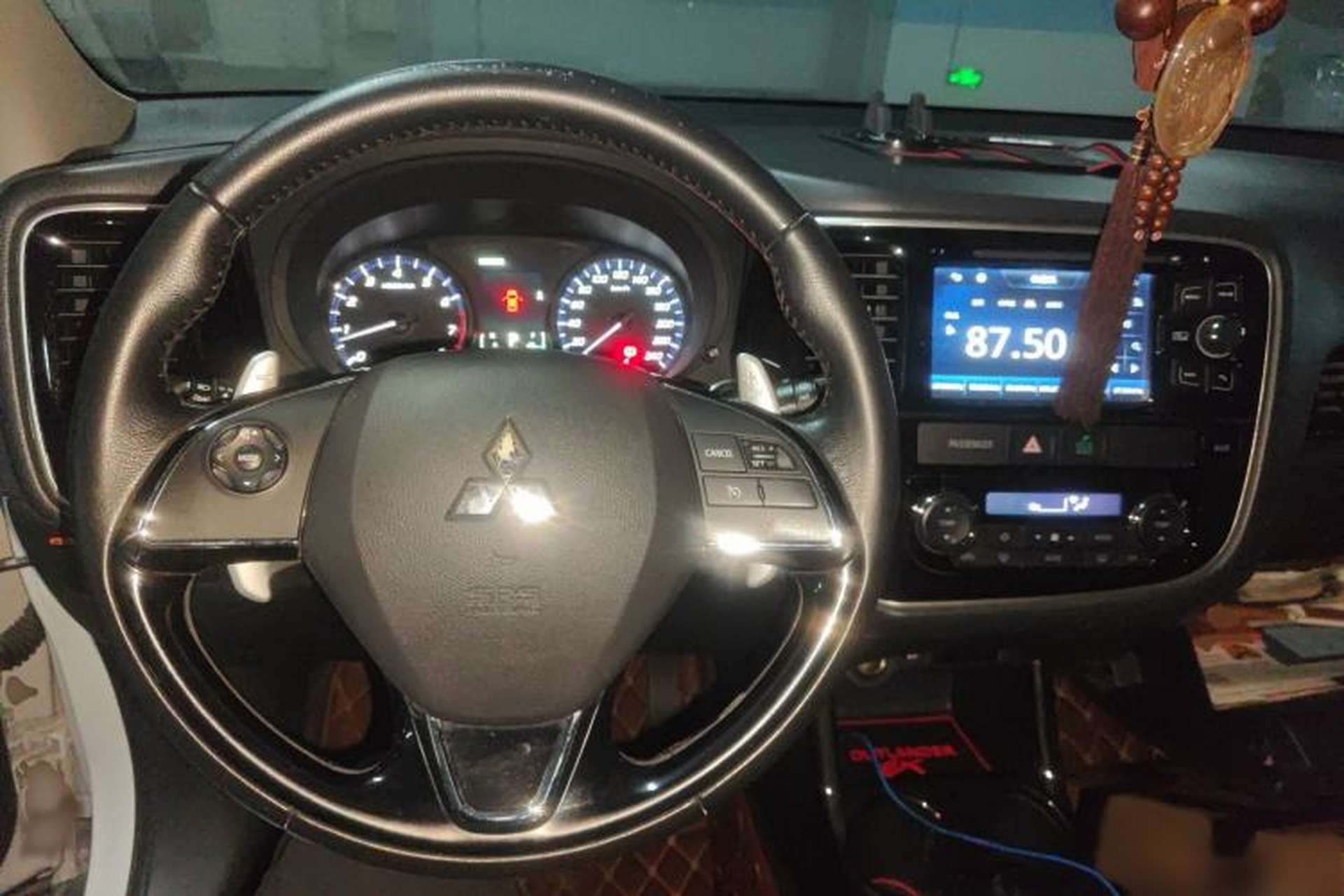 Used Mitsubishi Outlander 2016 2.4L 4x4 Elite Edition 7-Seater Steering Wheel