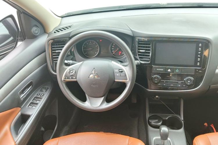 Used Mitsubishi Outlander 2016 2.0L Two-Wheel Drive Fashion Edition 5 Seats Steering Wheel