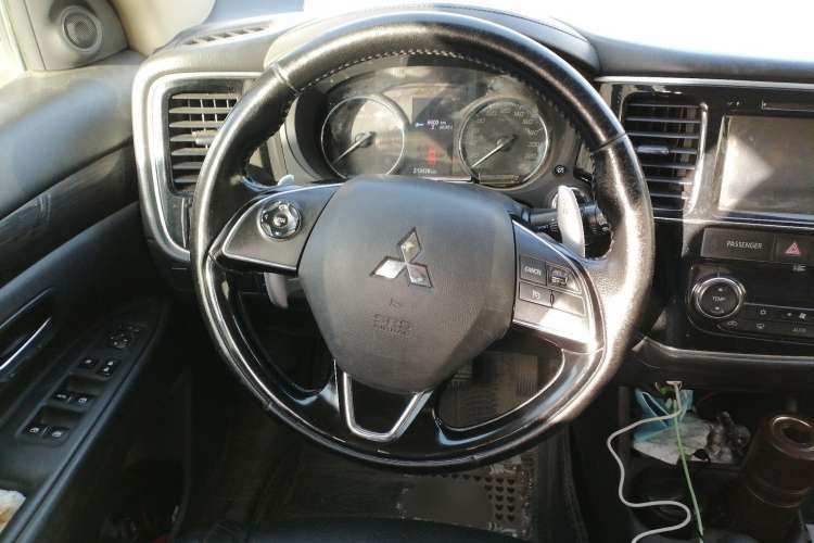 Used Mitsubishi Outlander 2016 2.4L 4x4 Elite Edition 7-Seater Steering Wheel