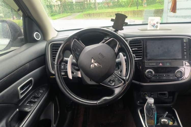 Used Mitsubishi Outlander 2016 2.4L 4x4 Elite Edition 5 Seats Steering Wheel