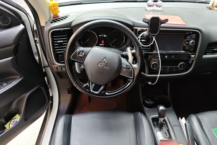 Used Mitsubishi Outlander 2016 2.4L 4x4 Elite Edition 7-Seater Steering Wheel