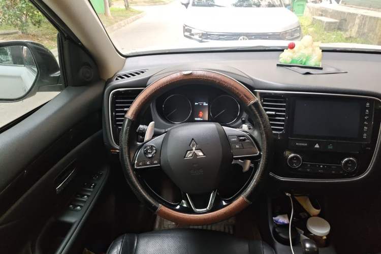 Used Mitsubishi Outlander 2016 2.4L 4x4 Luxury Edition 7-Seater Steering Wheel
