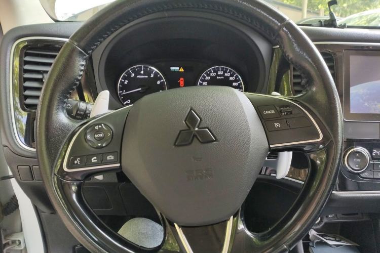 Used Mitsubishi Outlander 2016 2.4L 4x4 Elite Edition 5 Seats Steering Wheel