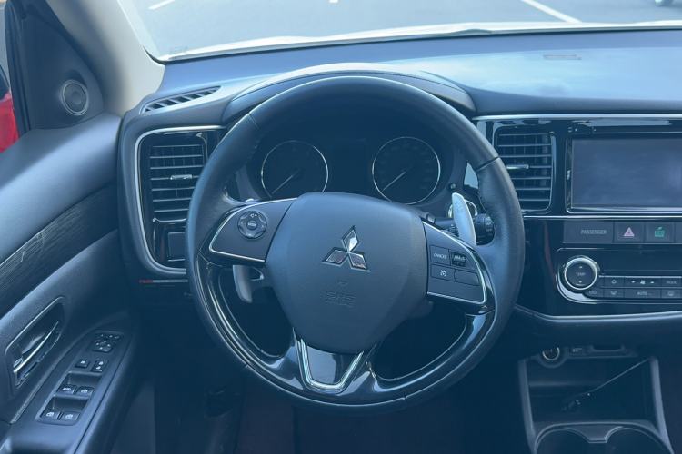 Used Mitsubishi Outlander 2016 2.4L 4x4 Elite Edition 7-Seater Steering Wheel