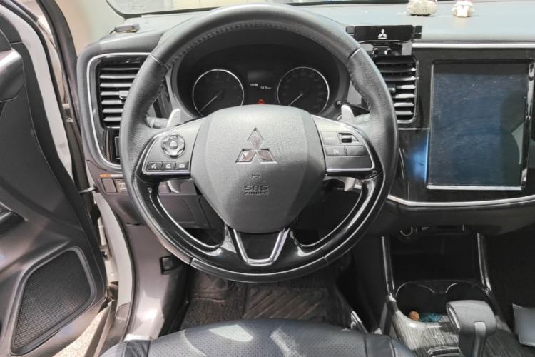 Used Mitsubishi Outlander 2016 2.4L 4x4 Luxury Edition 7-Seater Steering Wheel