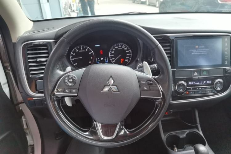 Used Mitsubishi Outlander 2016 2.4L 4x4 Luxury Edition 7-Seater Steering Wheel