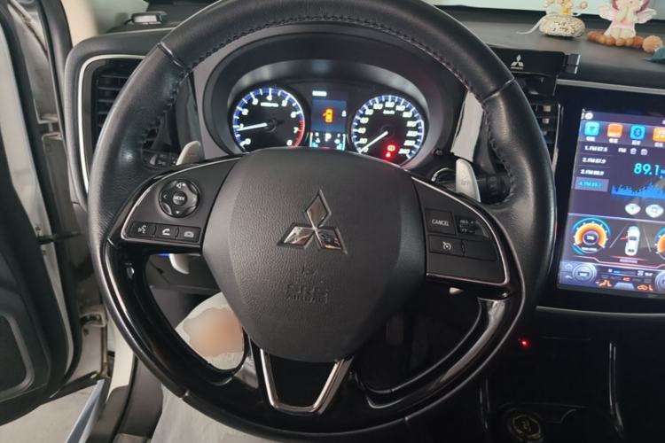 Used Mitsubishi Outlander 2016 2.4L 4x4 Luxury Edition 7-Seater Steering Wheel