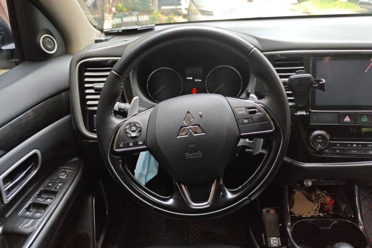 Used Mitsubishi Outlander 2016 2.4L 4x4 Luxury Edition 7-Seater Steering Wheel