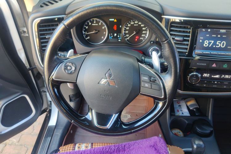 Used Mitsubishi Outlander 2016 2.4L 4x4 Elite Edition 5 Seats Steering Wheel