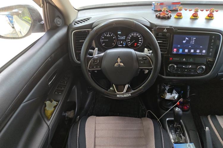 Used Mitsubishi Outlander 2016 2.4L 4x4 Elite Edition 5 Seats Steering Wheel