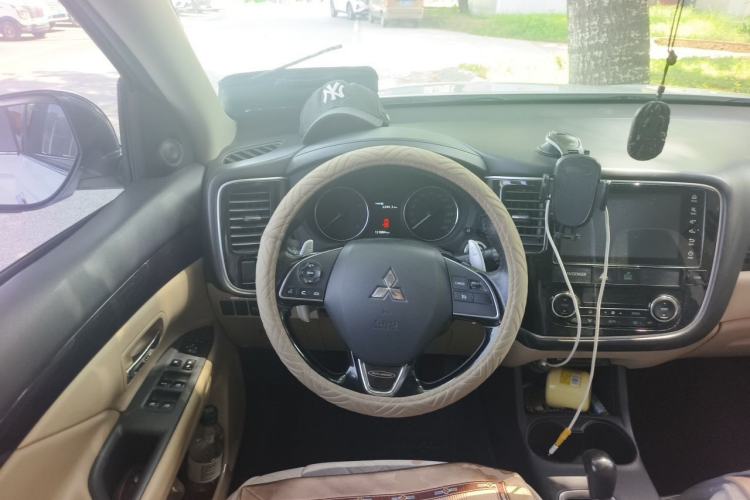 Used Mitsubishi Outlander 2016 2.4L 4x4 Elite Edition 5 Seats Steering Wheel