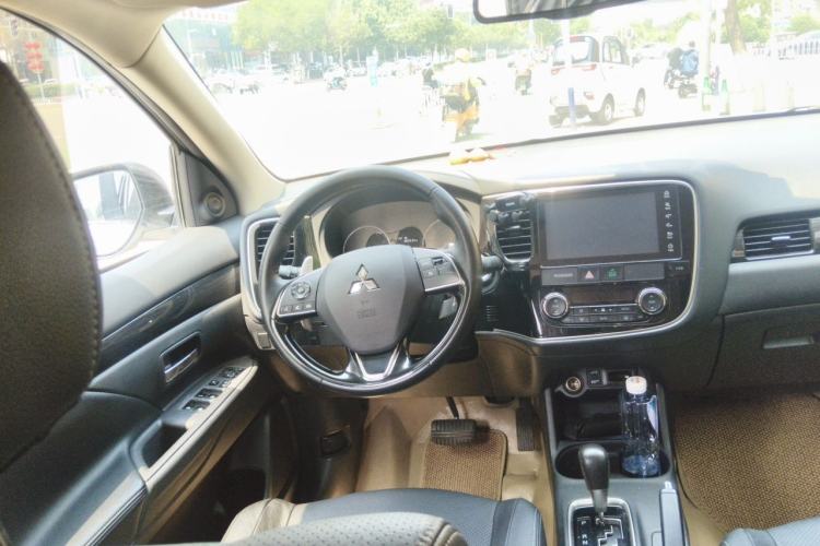 Used Mitsubishi Outlander 2016 2.4L 4x4 Luxury Edition 7-Seater Steering Wheel