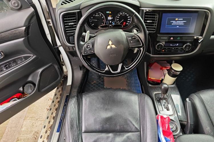 Used Mitsubishi Outlander 2016 2.4L 4x4 Elite Edition 5 Seats Steering Wheel
