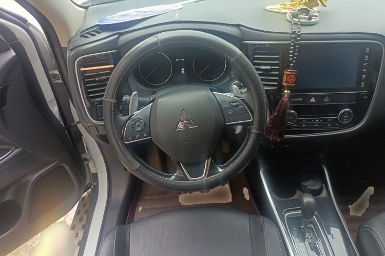 Used Mitsubishi Outlander 2016 2.4L 4x4 Elite Edition 5 Seats Steering Wheel