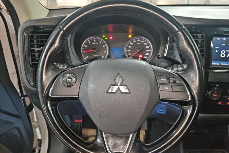 Used Mitsubishi Outlander 2016 2.0L Two-Wheel Drive Value Edition 5 Seats Steering Wheel