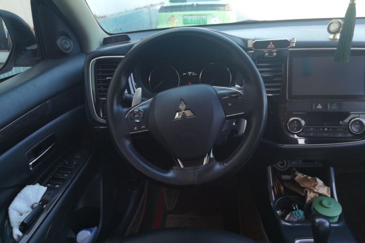 Used Mitsubishi Outlander 2016 2.4L 4x4 Luxury Edition 7-Seater Steering Wheel