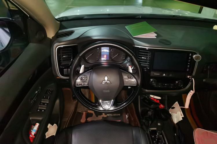 Used Mitsubishi Outlander 2016 2.4L 4x4 Elite Edition 5 Seats Steering Wheel